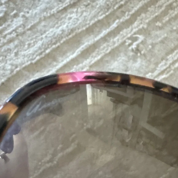 Gucci Tortoiseshell Sunglasses with Pink Accents - Picture 2 of 10